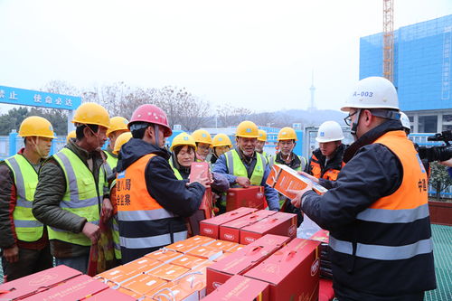中建八局四公司農(nóng)民工公益年貨大集開進建筑工地